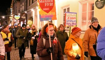 Fürstenfeldbruck: Mehr als 400 Menschen beim Lichterzug für die Menschlichkeit