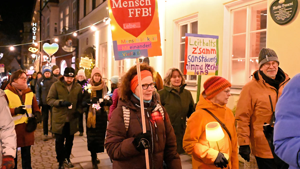 Fürstenfeldbruck: Mehr als 400 Menschen beim Lichterzug für die Menschlichkeit