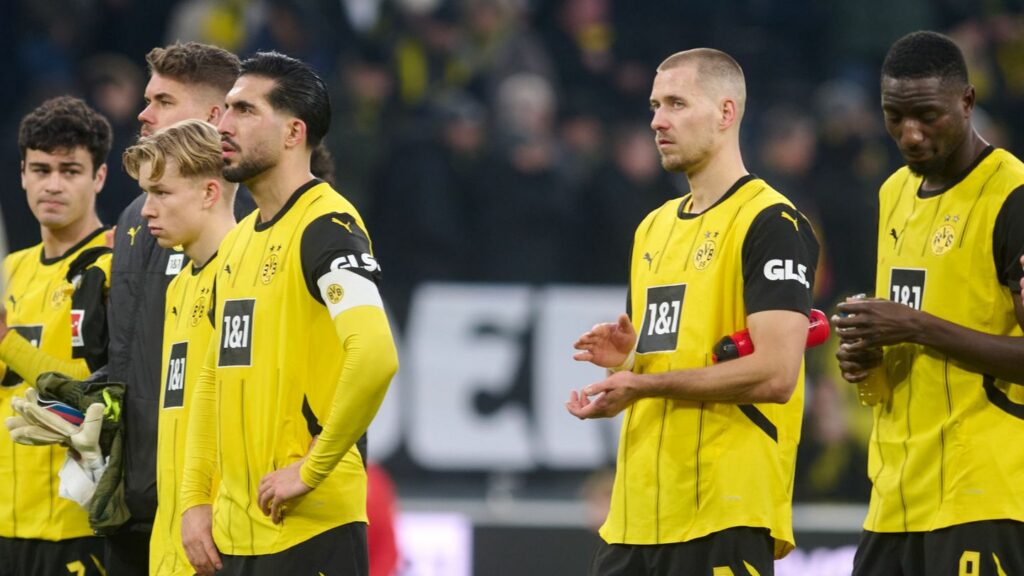 Der Ex-Stuttgarter Waldemar Anton (2.v.r.) leitete mit seinem Eigentor die Niederlage des BVB ein. Foto: Bernd Thissen/dpa