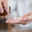 Paracetamol werden auf die Hand gegeben