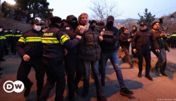 Georgia: Police arrest two opposition leaders amid protests