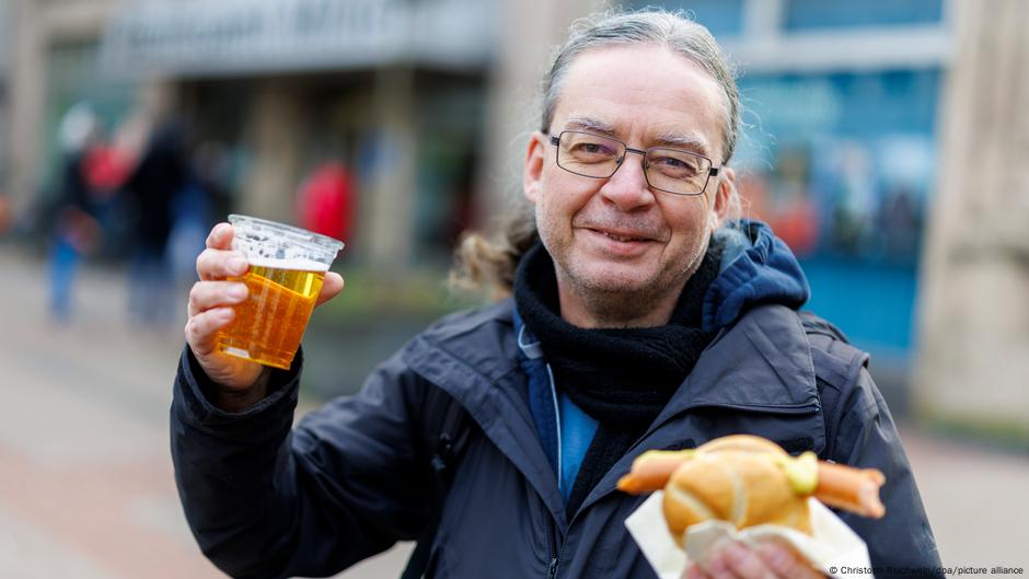 German election: Duisburg lures early voters by free beer