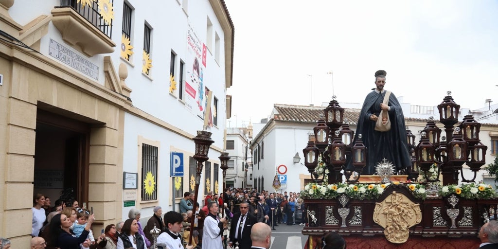 Girasoles y oraciones junto al Beato Cristóbal de Santa Catalina en las calles de Córdoba