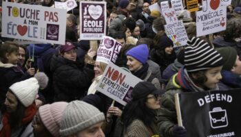 Grève des enseignants : "Fermetures de classes, c'est l'école qu'on fracasse", forte mobilisation à Paris avec 60 % de grévistes