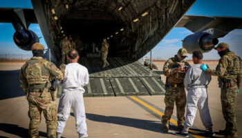 Guantanamo : arrivée d'une premier vol transportant des migrants clandestins sur la base militaire américaine