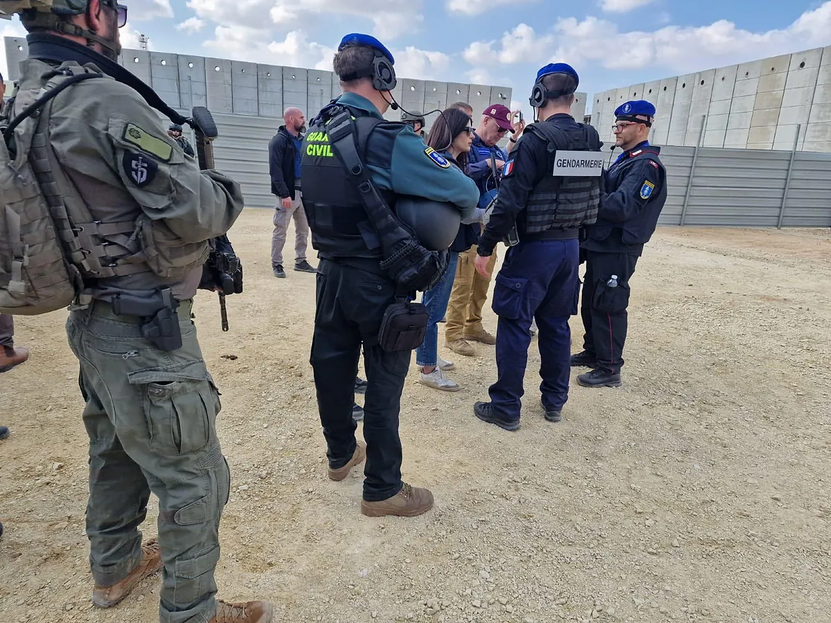 Guardias civiles patrullan  en el paso de Rafah para facilitar la evacuación de heridos y enfermos dentro de una misión europea