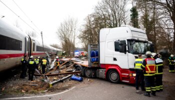 Hamburg: Ein Toter und 25 Verletzte bei schwerem Zugunglück