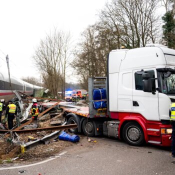 Hamburg: Ein Toter und 25 Verletzte bei schwerem Zugunglück