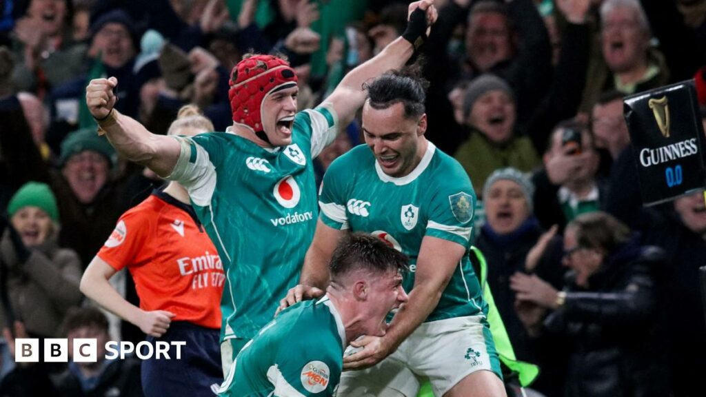 Ireland celebrate Dan Sheehan's bonus-point score