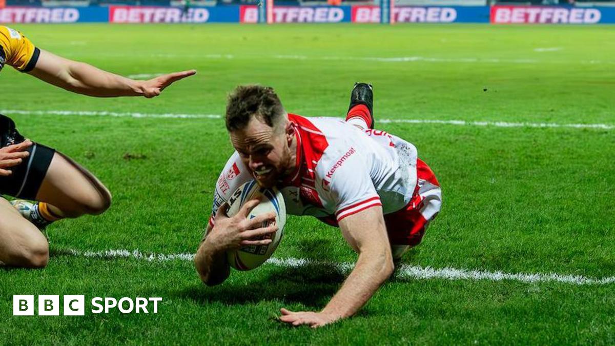 Joe Burgess dives over to score for Hull KR