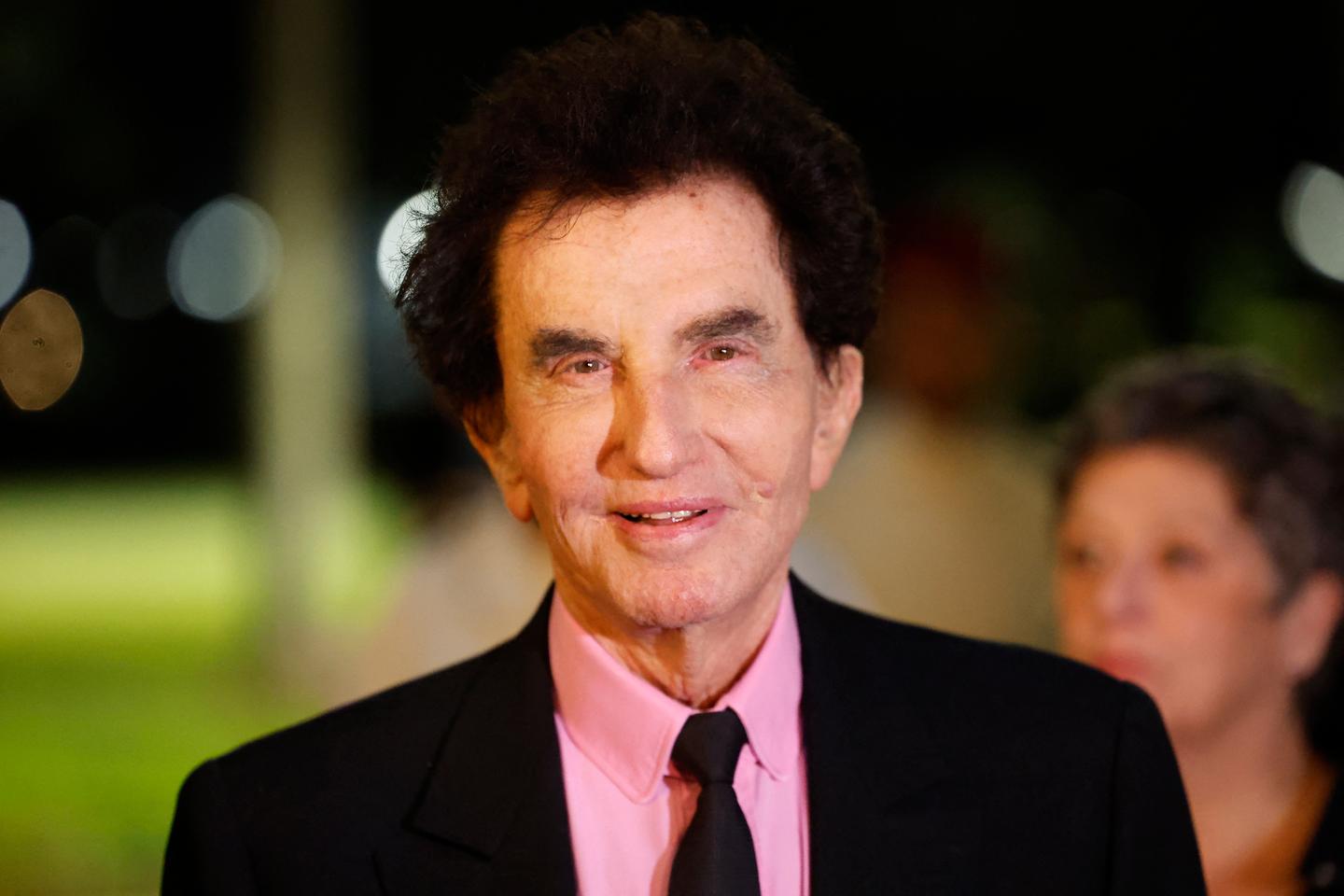 Jack Lang dit avoir été « poussé à terre » lors d’un rassemblement contre la pédocriminalité ; une enquête est ouverte pour « violences volontaires en réunion »