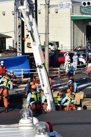 Japon : une rampe construite pour sauver le chauffeur d’un camion tombé dans un nid-de-poule géant