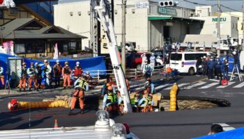 Japon : une rampe construite pour sauver le chauffeur d’un camion tombé dans un nid-de-poule géant