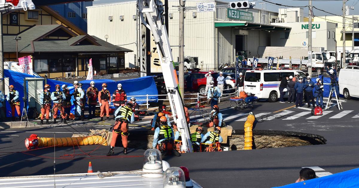 Japon : une rampe construite pour sauver le chauffeur d’un camion tombé dans un nid-de-poule géant