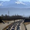 « Je ne sais pas où je vais dormir » : avec les naufragés de la route en Savoie, bloqués par un éboulement sur la route du ski