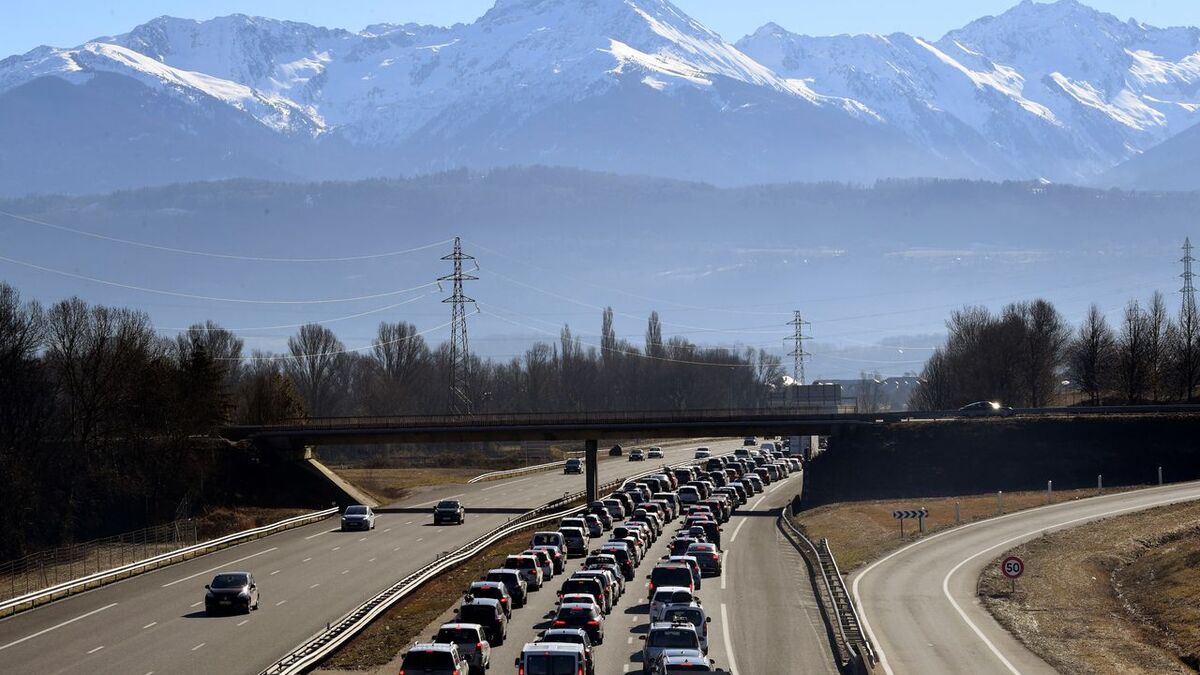 « Je ne sais pas où je vais dormir » : avec les naufragés de la route en Savoie, bloqués par un éboulement sur la route du ski