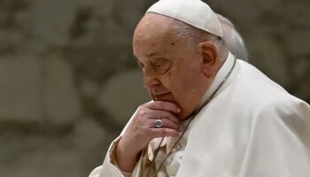 Katholische Kirche: Papst wegen Bronchitis in Klinik gebracht