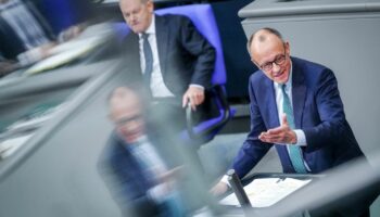 Friedrich Merz (r), Unions-Kanzlerkandidat und CDU-Bundesvorsitzender, spricht im Bundestag in der Generaldebatte "zur Situation