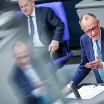 Friedrich Merz (r), Unions-Kanzlerkandidat und CDU-Bundesvorsitzender, spricht im Bundestag in der Generaldebatte "zur Situation