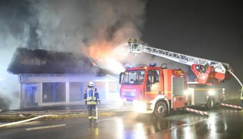 Etwa 100 Motorräder wurden bei dem Brand beschädigt. Foto: Pichler/swd-medien/dpa