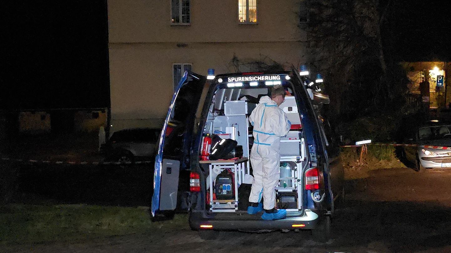 Die Spurensicherung im Einsatz: In Genthin ist eine 20-Jährige tödlich verletzt worden. Foto: Cevin Dettlaff/TNN/dpa