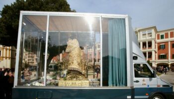 La Virgen de los Desamparados de Valencia llega en 'maremovil' a la residencia de las Hermanitas de los Pobres de Sevilla