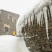 La llegada de un frente frío deja este domingo nieve y lluvia en amplias zonas de la mitad norte de España