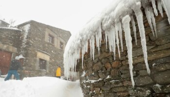 La llegada de un frente frío deja este domingo nieve y lluvia en amplias zonas de la mitad norte de España