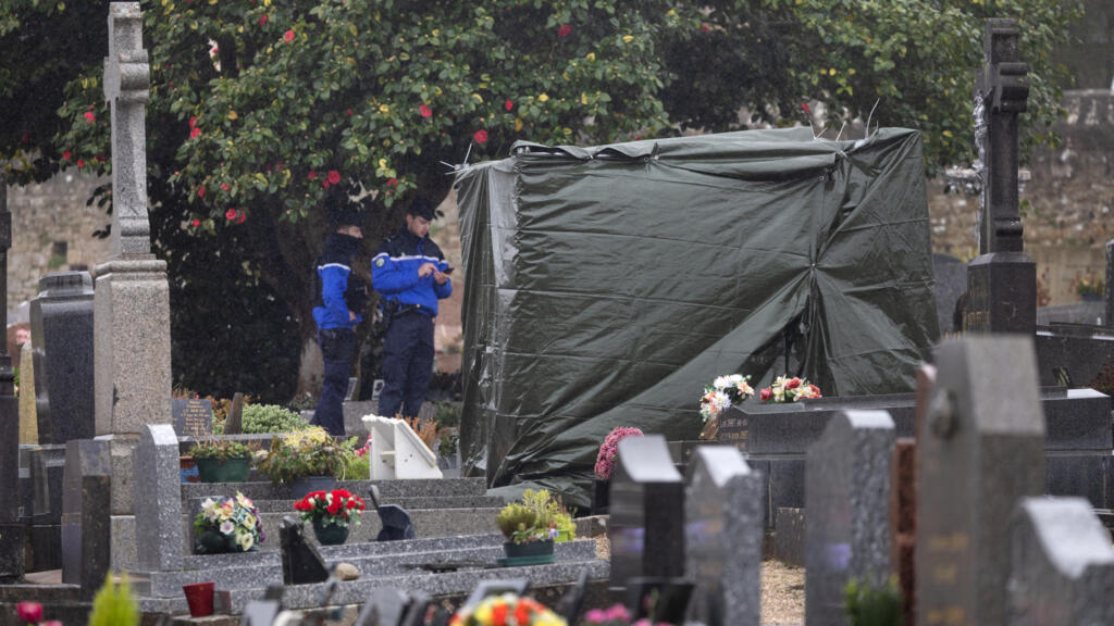 La tombe de Jean-Marie Le Pen dégradée, tollé à l'extrême droite