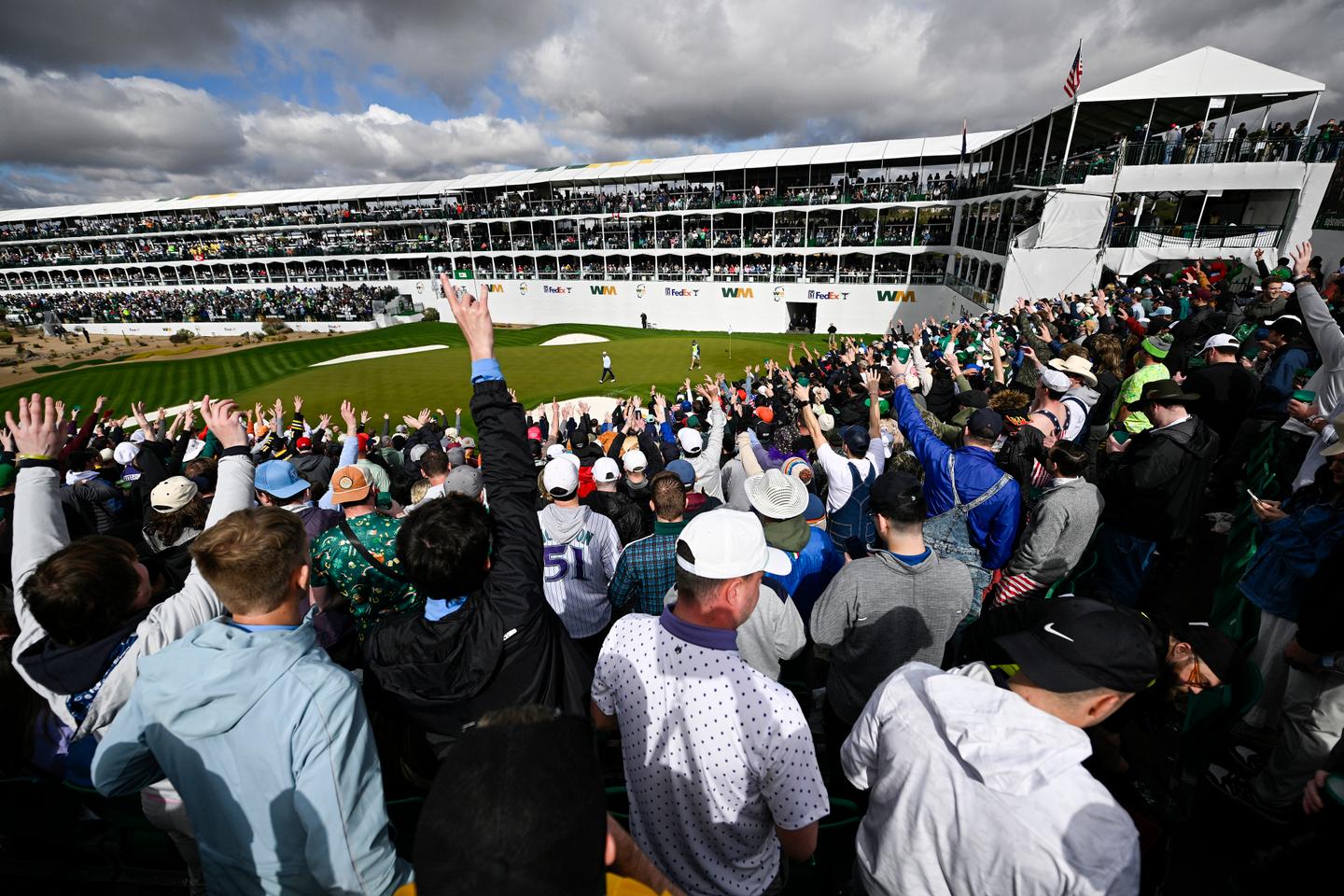 L’ambiance endiablée au trou nᵒ 16 de l’Open de Phoenix de golf, surnommé le « trou du diable »