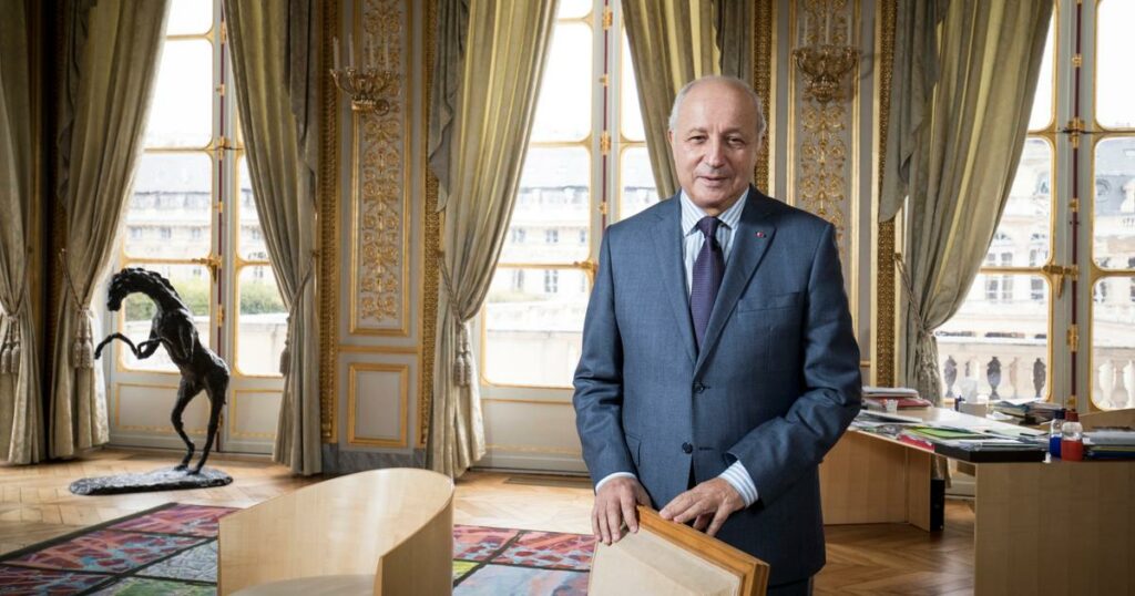 Laurent Fabius : un mandat à la tête du Conseil constitutionnel marqué par les crises dans une société fracturée