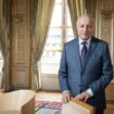 Laurent Fabius : un mandat à la tête du Conseil constitutionnel marqué par les crises dans une société fracturée