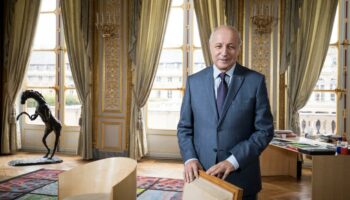 Laurent Fabius : un mandat à la tête du Conseil constitutionnel marqué par les crises dans une société fracturée