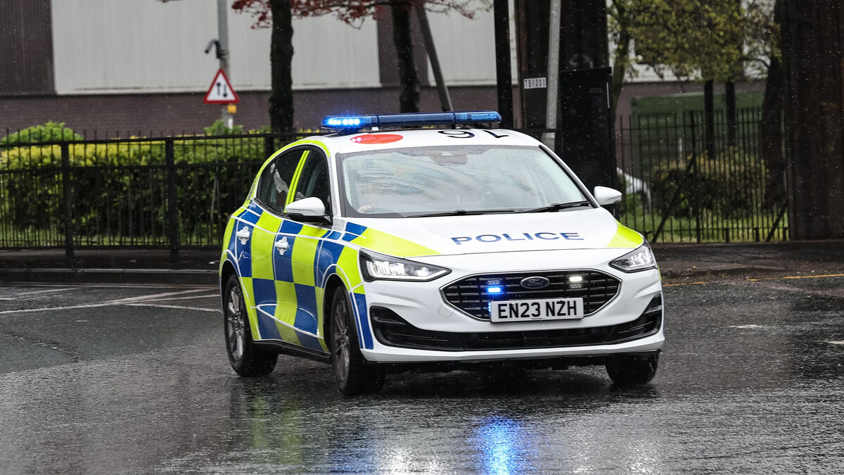 « Le pays tout entier pleure » : un adolescent de 15 ans meurt poignardé dans son lycée en Angleterre