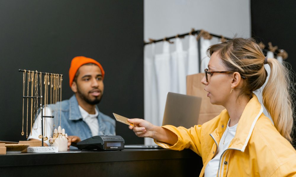 Les effets du massage “soin et relaxation” s’estompent quand elle découvre son prix