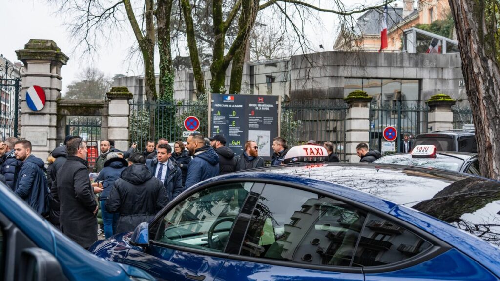 « Les mêmes méthodes que les dealers » : au pied des pistes de ski, la guerre est déclarée entre taxis et VTC