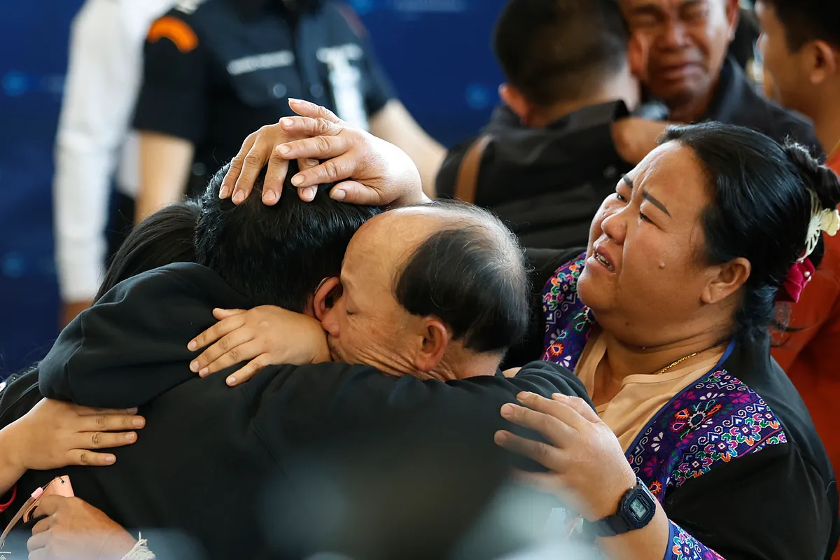 Los rehenes tailandeses regresan a Bangkok después de más de un año en Gaza: "Me he quedado sin palabras al volver a abrazar a mi familia"