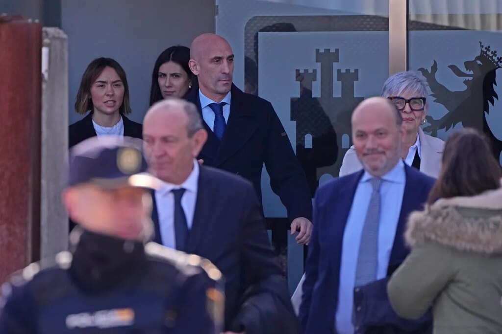 Los susurros de Rubiales y la tensión con el abogado de Hermoso en la primera sesión del juicio del beso: "No sé si hablo para chinos"