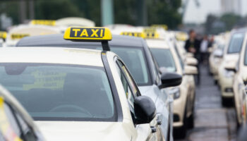 Mauvais réveil dans un taxi: Une Luxembourgeoise frappe des policiers à Vienne