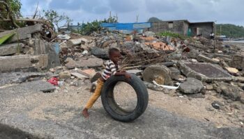 Mayotte : un mois et demi après le passage du cyclone Chido, tout reste à faire et la colère monte