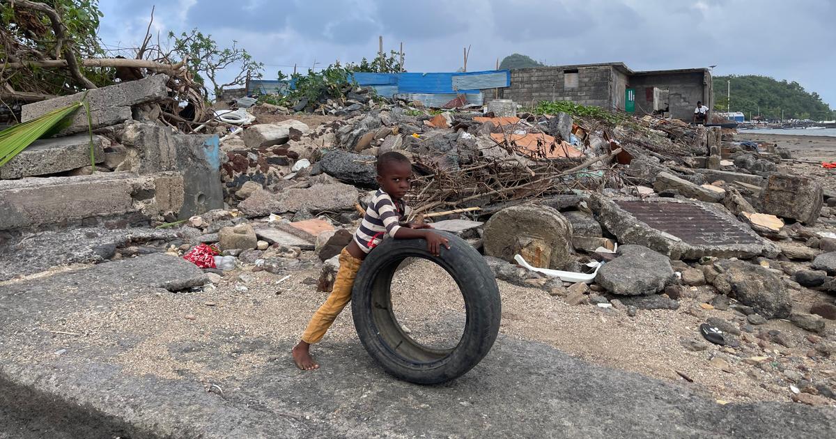 Mayotte : un mois et demi après le passage du cyclone Chido, tout reste à faire et la colère monte