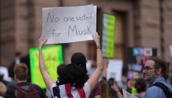 Miles de manifestantes protestan en EEUU contra las políticas de Trump, el Proyecto 2025 y Elon Musk