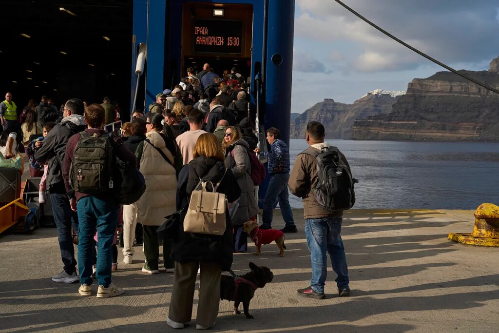 Miles de personas huyen de Santorini, donde continúan los terremotos