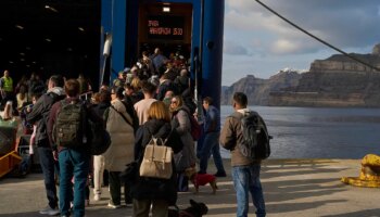 Miles de personas huyen de Santorini, donde continúan los terremotos