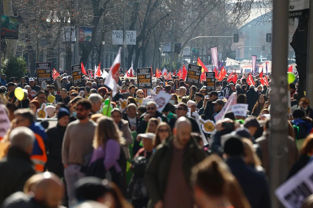 Miles de personas se manifiestan en el centro de Madrid contra la crisis de vivienda y la subida de los precios: "Hace falta ya una huelga de alquiler"