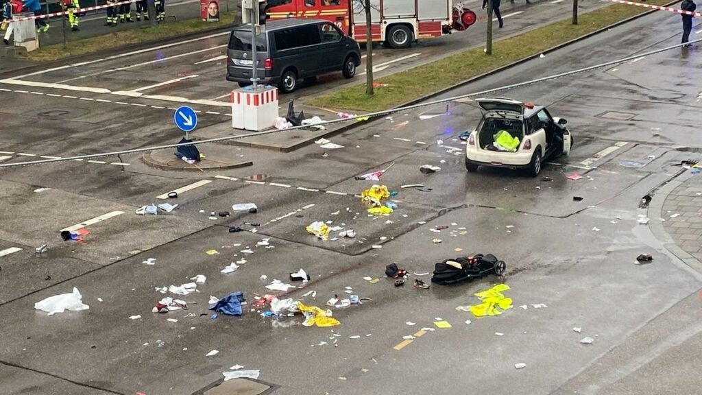 Trümmerteile und Kleidung liegen auf der Straße. Foto: Alexa Gräf/dpa