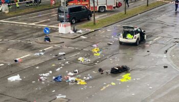 Trümmerteile und Kleidung liegen auf der Straße. Foto: Alexa Gräf/dpa