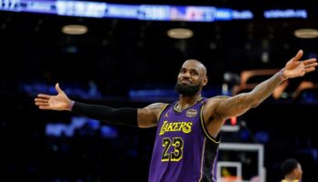 NBA: Les Lakers dominent Golden State grâce à un LeBron James "Jordanesque"