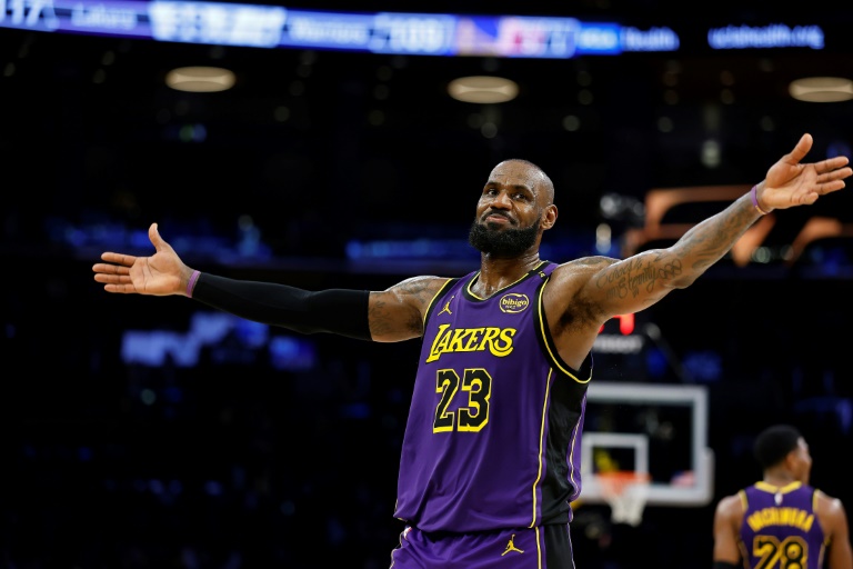 NBA: Les Lakers dominent Golden State grâce à un LeBron James "Jordanesque"