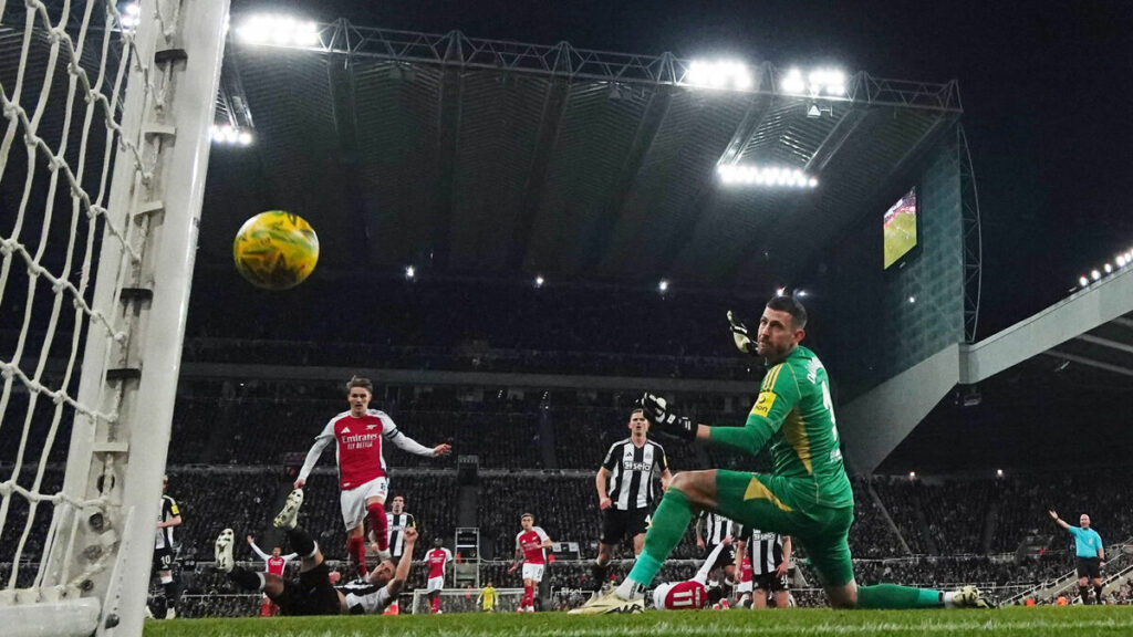 Newcastle-Arsenal (2-0) : la vidéo du but gag qui offre aux Magpies une place en finale de Coupe de la Ligue